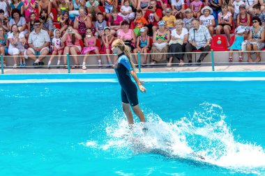 Odessa, Ukrayna - ö. 10 Haziran 2013: Yunuslar dolphinarium ful ziyaretçi ile yaratıcı eğlenceli göstermek üstünde göstermek inanılmaz hileler. seyirciler mutlu 10 Haziran 2013 odessa, Ukrayna memnun.