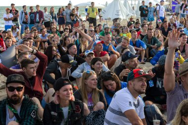 Odessa, Ukrayna -25 Ağustos 2017: büyük kalabalık, müzik sırasında rock konserinde hayranlarını gün boyunca. Seyirci kum Beach müzik ve spor festivali Z-Oyunlar sırasında