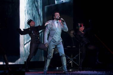 Odessa, Ukrayna, 17 Nisan 2012: Pop konser ikonik Rus şarkıcı Philip Kirkorov Odessa'daki. Ful ile parlak renkli ışık ve tiyatro gösterisi.