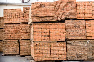 ahşap kenarlı plakalar yığını etiketleri ile yığın boyutu parametreleri Vinçler ve nakliye kargo liman gemi yükleme için Paketli 