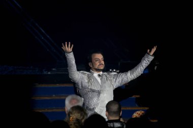 Odessa, Ukrayna, 17 Nisan 2012: Pop konser ikonik Rus şarkıcı Philip Kirkorov Odessa'daki. Ful ile parlak renkli ışık ve tiyatro gösterisi.