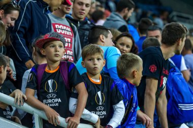 Odessa, Ukrayna - 15 Eylül 2016: Aktif futbol tribün taraftarlara