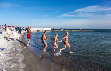 Odessa, Ukrayna - 19 Ocak 2016: Hıristiyan Ortodoks kilisesinin Baptist Karadeniz buzlu sularda Iususa İsa'nın John Ürdün Nehri'nde vaftiz günü banyo. Hıristiyan geleneğinde, yıkanarak