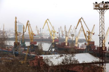 Odessa, Ukrayna - Mart 2018: Deniz ticari endüstriyel limanda sis. Endüstriyel vinç yükleme. Deniz Vinçler, sis sırasında kargo endüstriyel bağlantı noktası kaplarda