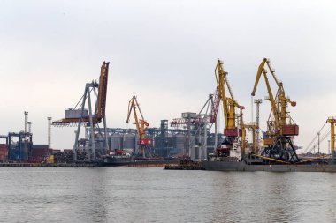 Odessa, Ukrayna - 28 Nisan: ve sisli bir günde, 28 Nisan 2014 büyük deniz nehir kargo gemileri, Odessa Limanı deniz liman konteyner terminali kaplarda bindirme için büyük vinçler Odessa, Ukrayna