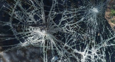 Kırık araba bir kaza sonrası. Araba cam kırıkları. Araba çarpışma sonra kırık ön cam. Soyguncular cam kırdı. Kırık camlar ile terk edilmiş yağma araba. Araba ile suç