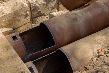 Eski büyük su boruları parçaları. Sonra uzun yıllar çalışma yok edilen metal boru yok edildi. Sebze çelik boru delik korozyon ile. Paslı metal boru. Seçici odak