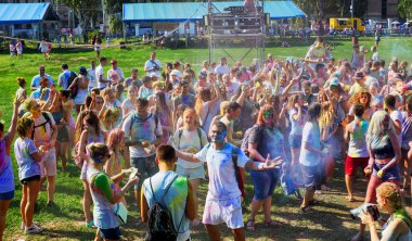 Odessa, Ukrayna - 5 Ağustos 2017: Gençler, bayanlar baylar bayram tatil sırasında renkli toz içine atma iyi eğlenceler. Festivali renkli boya. renkler aşk festival. Renk fest