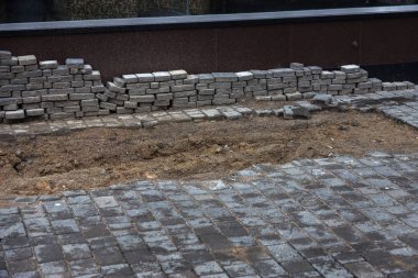 Çukurlar, kışın donma-çözülme çevrimleri neden olan bozuk asfalt yol. Kötü yol. Kaldırımlar kaldırımlar kaldırımda kırık. kaldırım döşeme ile kusurları ile tabaka ve perspektif içinde gelen çatlaklar