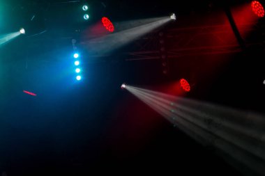 Sahne ışıkları. Arka planda göstermek. Işık karanlıkta. Tiyatro iç projektör ile aydınlatılır. Sahne ışıkları ve duman sahneleri konser sırasında. Lazer şovu tiyatro sahnesinde