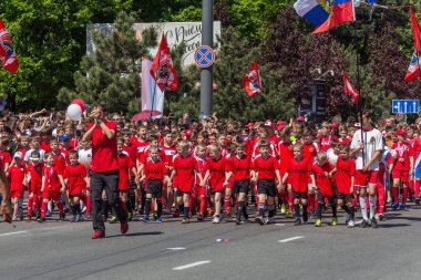 Novorossiysk, Rusya - 1 Mayıs 2018: Mayıs günü gösteri. Barış! İş! Mayıs! Çocuk spor. Çocuk sporcular madalya şampiyonu göğüs ile Mayıs günü gösteri yürüyüşüne gitmek