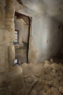 Terk edilmiş bir harabe binada bir antik 18. yy binası mistik iç, kalıntıları. Eski duvarlar, çöp ve çamur ile koridor mahvetti. Kalıp, alçı dekorasyon, kısma yok