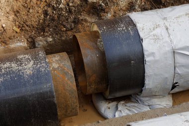 Odessa, Ukrayna - 2017 yaklaşık: Onarım şehir su kaynaklarının. Eski paslı metal borular plastik borular üzerinde değiştirme. Yeni modern teknolojiler kentsel mühendislik ağlar. Şehir su boru hattı
