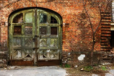 Zavallı Mahallesi eski ahşap kapı. Eski vintage eski bir duvar ahşap. Yıkım, ahşap kapı ve vintage çit izleri, paslı metal çivi. Harabe ve yoksulluk kavramsal arka plan