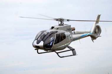 Odessa, Ukrayna - 4 Haziran 2013: Bulutlu bir günde yaz özel test ışık modern sivil helikopter iş sınıfı küçük bir özel Havaalanı sunumu