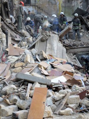 Odessa, Ukrayna - 23 Mayıs: Konut binası deprem sırasında yok. Kurtarma ekipleri ve gönüllü ve askeri ayrı arayışı içinde yaşayan, 23 Mayıs 2013 moloz Odessa, Ukrayna