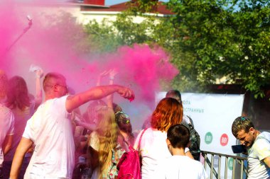 Odessa, Ukrayna - 5 Ağustos 2017: Gençler, bayanlar baylar bayram tatil sırasında renkli toz içine atma iyi eğlenceler. Festivali renkli boya. renkler aşk festival. Renk fest