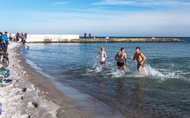 Odessa, Ukrayna - 19 Ocak 2016: Hıristiyan Ortodoks kilisesinin Baptist Karadeniz buzlu sularda Iususa İsa'nın John Ürdün Nehri'nde vaftiz günü banyo. Hıristiyan geleneğinde, yıkanarak