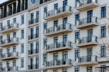 Yeni çoklu daire yüksek katlı apartman cephe. Yeni modern Multi apartman konut kompleksleri çok katlı blok konut condominiums birinde tipik bakış inşası