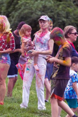 KRASNODAR, RUSSIA - May11,2018: Renkler Festivali, geleneksel Hint Holi festivali. Gençler Holi bayramında renkli pudra atarken eğleniyorlar. Renkli boya festivali. Renk Festivali