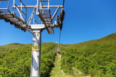 Rusya, Gelendzhik, Krasnodar bölgesi - 5 Mayıs 2018: iniş teleferik Gelendzhik safari Park Markotch Ridge den tatil beldesi üzerinde. Füniküler deniz tatil beldesi defne görüntülemek