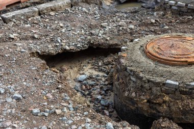 Sel ve ağır frosts ve şiddetli kar yağışı sonrasında. Kıştan sonra sel, nerede inşaat teknolojisi ihlal yol parçalarını yıkanıp su. Yol yıkanır ve sel suları tarafından zarar görmüş