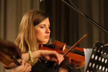 Odessa, Ukrayna - 19 Temmuz 2018: sahne alanı'nda Senfoni Orkestrası. Müzikal gösteri sahne tiyatro. Müzisyenler Senfoni Orkestrası, müzik aletleri. Caz Orkestrası sahne alanı'nda. Seçici odak