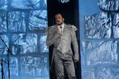 Odessa, Ukrayna, 17 Nisan 2012: Pop konser ikonik Rus şarkıcı Philip Kirkorov Odessa'daki. Ful ile parlak renkli ışık ve tiyatro gösterisi.