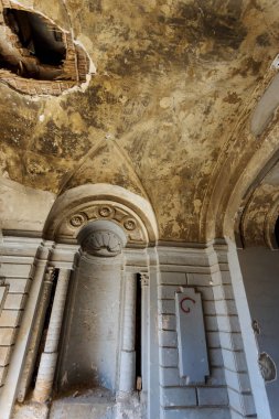 Terk edilmiş bir harabe binada bir antik 18. yy binası mistik iç, kalıntıları. Eski duvarlar, çöp ve çamur ile koridor mahvetti. Kalıp, alçı dekorasyon, kısma yok