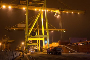Odessa 27 Kasım: konteynerler içinde iyichevck seaport Denizcilik gemi üzerinde gece, gündüz, 27 Kasım 2012 yükleme boşaltma odessa, Ukrayna