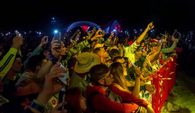 Odessa, Ukrayna-25 Ağustos 2017: büyük kalabalık, gün boyunca rock konseri sırasında müzik hayranları göster. Seyirci kum Beach müzik ve spor Z-Oyunlar Festivali sırasında