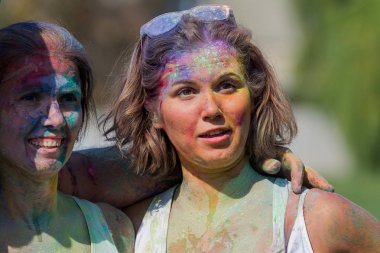 Odessa, Ukrayna - 5 Ağustos 2017: Gençler, bayanlar baylar bayram tatil sırasında renkli toz içine atma iyi eğlenceler. Festivali renkli boya. renkler aşk festival. Renk fest