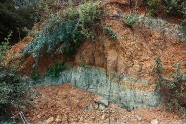 Mavi kil jeolojik birikintisi. Mavi kil nadir bulunan doğal bir kozmetiktir. Elmas depozitosunun bir işareti olan mavi kil elmas kimberlit boruyla ilişkilidir. Doğal jeolojik zenginlik