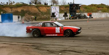 Odessa, Ukrayna -23 Nisan 2017: Combat drifters yerel sürüklenen yarışmalar. Gösteri yasadışı bir platform üzerinde sürüklenen. Binici profesyonel olarak otomatik yarışmalarda driftig yeterlilik yarışta parça geçmek