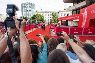 Odessa, Ukrayna - 10 Temmuz 2015: 6 Uluslararası Film Festivali Odessa, kırmızı halı açılış. Bir fotoğrafçı olarak çalıştı. Birçok seyirci ve paparazzi göz alıcı konuklar karşıladı.