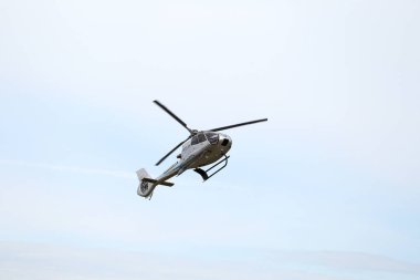 Odessa, Ukrayna - 4 Haziran 2013: Bulutlu bir günde yaz özel test ışık modern sivil helikopter iş sınıfı küçük bir özel Havaalanı sunumu