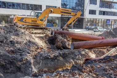 Varna, Bulgaristan - 16 Kasım 2015: İnşaat işçileri olun kentsel Karayolları mühendislik onarır. Onarım ve yedek su, kanalizasyon, elektrik ve kablo döşeme modern optik iletişim