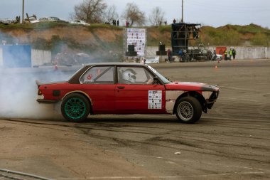 Odessa, Ukrayna -23 Nisan 2017: Combat drifters yerel sürüklenen yarışmalar. Gösteri yasadışı bir platform üzerinde sürüklenen. Binici profesyonel olarak otomatik yarışmalarda driftig yeterlilik yarışta parça geçmek