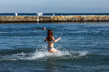 Odessa, Ukrayna - 19 Ocak 2016: Hıristiyan Ortodoks kilisesinin Baptist Karadeniz buzlu sularda Iususa İsa'nın John Ürdün Nehri'nde vaftiz günü banyo. Hıristiyan geleneğinde, yıkanarak