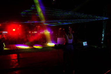 Odessa, Ukrayna - 5 Ağustos 2017: gösteri ışıklar. Lazer gösterisi. Gece kulübünde dj partileri müzik, ses parlak ışık ile dans kullanın. Club gece ışık dj parti kulübü. Duman ve ışıklar ile araba