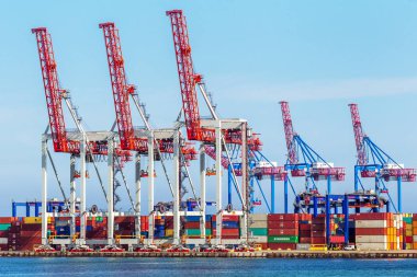 Odessa, Ukrayna - 15 Nisan: Endüstriyel büyük deniz kargo vinçler bağlantı noktası kargo 15 Nisan 2014 Odessa Limanı kargo konteyner terminali, deniz gemi yükleme ticaret dock Odessa Limanı Deniz Odessa, Ukrayna 