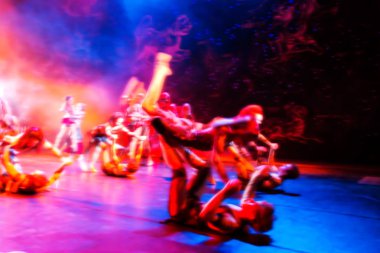 uzun pozlama ile soyut bir bulanık, yumuşak odak resim modern sahnede bale'nın performansını gösteren bir örnek bulunmaktadır. Hareket yaratıcı sanatçılarla parlak tiyatro arka plan bulanıklık