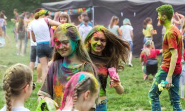 KRASNODAR, RUSSIA - May11,2018: Renkler Festivali, geleneksel Hint Holi festivali. Gençler Holi bayramında renkli pudra atarken eğleniyorlar. Renkli boya festivali. Renk Festivali