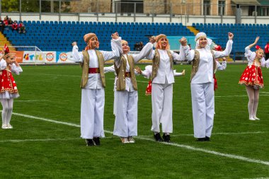 Odessa, Ukrayna - 21 Ekim 2017: Sahne alanı'nda çocuk. Genç çocuk topluluğu Stadyumu yeşil çimenlerin üzerinde Ulusal kostüm dans dans. Stadyumda dans çocuk