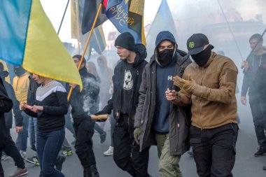 Odessa, Ukrayna - 14 Ekim 2015: Fener alayı radikal aşırı sol partilerin, ayaklanmalar tarafından eşlik ediyor. Protestocular, göstericiler bir Nazi bayrağı taşıdı, havai fişek ve sis bombası yazmak