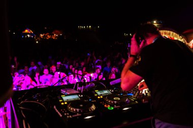 Odessa, Ukrayna - 22 Ağustos 2017: ünlü Dj sarkaç müzik festivali Z-Oyunlar gece sahnede çalıyor. DJ gece kulübünde gerçekleştirme sarkaç