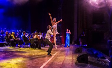 Odessa, Ukrayna - Ağustos 8,2018: bale dansçıları çifti ise şarkı şarkıcı aşkın romantik dansı dans etmek. Kadın ve erkek birlikte beyaz dans sahnede dans ediyorlar. Bale ve modern koreografi