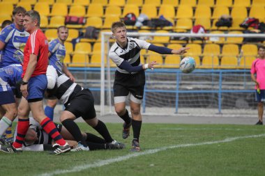 Odessa, Ukrayna - 29 Eylül 2018: Final Oyunları Şampiyonası Ukrayna'nın en güçlü takımları Rugby-7. Rugby topu alan üzerinde. Rugby topu için ağır mücadele sahip. Takım sporcular oyuncular sahada
