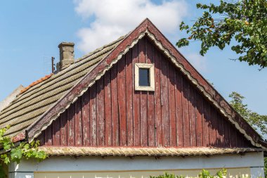 Binanın yıkık duvar. Gereksiz için terk edilmiş evleri yok edildi. Kendini terk edilmiş binaların yok etmektir. Kriz kavramsal olarak, göç, savaş. Tuğla ev yok edildi. Pencere ve duvar kırılmış