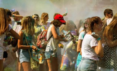 Odessa, Ukrayna - 5 Ağustos 2017: Gençler, bayanlar baylar bayram tatil sırasında renkli toz içine atma iyi eğlenceler. Festivali renkli boya. renkler aşk festival. Renk fest